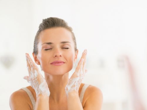 普段の洗顔に炭酸水をプラス！美肌効果のある炭酸洗顔のやり方