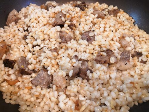 米不使用【1食49円】ステーキ切れ端deガーリックもち麦ライスの作り方