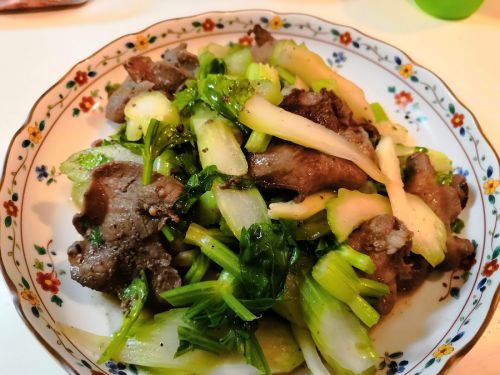 【1食229円】牛タンとセロリの塩黒胡椒炒めの簡単レシピ