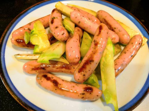 【1食75円】ブロッコリー茎とハーブウインナーの炒め物の簡単レシピ