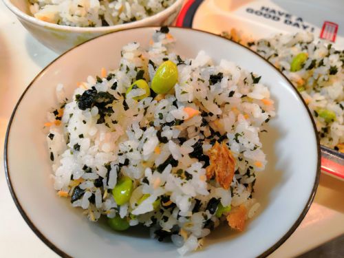 大人気【1食44円】鮭と枝豆入りわかめご飯の簡単レシピ