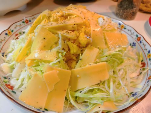 【1食177円】ベームスタートリュフチーズと卵とキャベツのMCTオイルサラダの自炊レシピ
