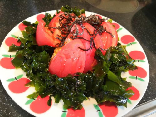 【1食42円】ワカメとトマトの塩昆布サラダの自炊レシピ