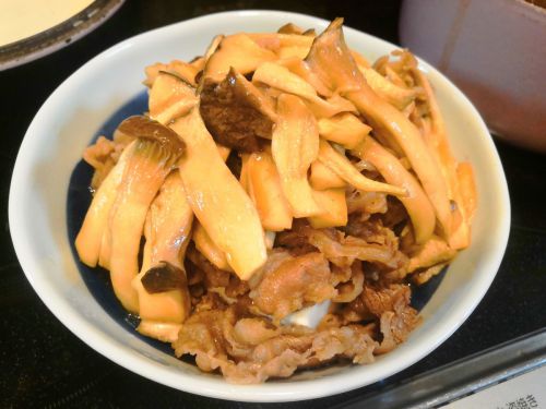 【1食150円】牛バラとエリンギの甘辛煮込みかけ豆腐の自炊レシピ