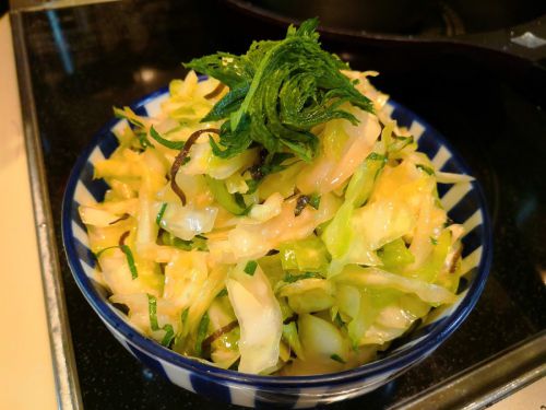 【1食24円】キャベツと塩昆布と大葉のごま油和えサラダの簡単レシピ