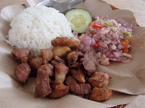 バリ島ならではの食べ方「バビ（豚）✖サンバル・マタ（生チリ和え）」