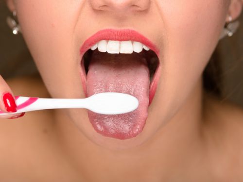 舌の汚れが口臭の原因に！舌磨き効果で口臭を予防しよう