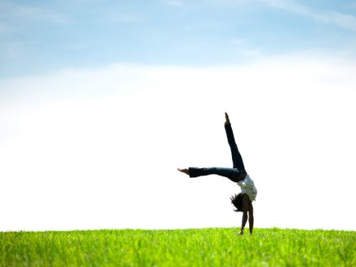 美容・健康効果アリの「逆立ち」！その効果とやり方