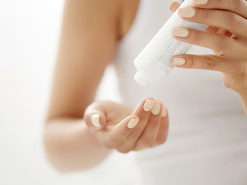 化粧水は体に使えば乾燥肌もプルプルに潤う！効果とその方法