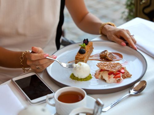 食べすぎてしまうのは満腹中枢の異常かも…原因と対策方法