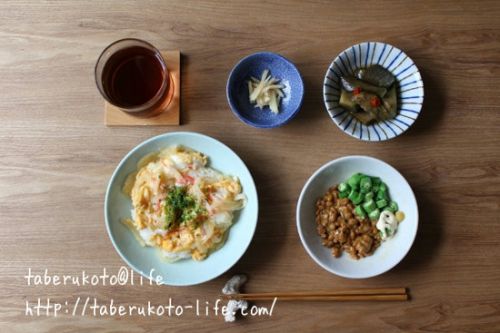 『カニカマ玉丼』と「納豆＆オクラ」のお昼ごはん。簡単節約美味しい。