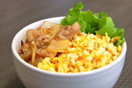 １人ごはんにおすすめ！豚肉と玉ねぎで作る「卵そぼろ丼」の簡単レシピ。