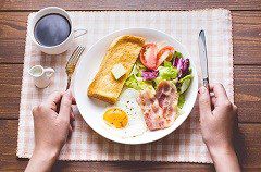 ダイエット中は朝食を食べるべきか抜くべきかの問題とは！？