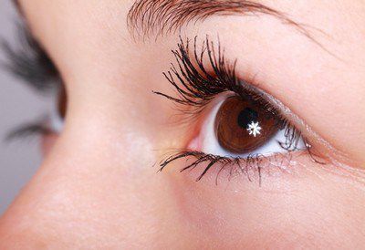 目の下・目尻、目の周りのしわ・たるみを改善する方法とおすすめのアイクリーム