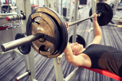 ベンチプレスの重量アップTIPS｜扱う重量を伸ばすトレーニング方法とは？