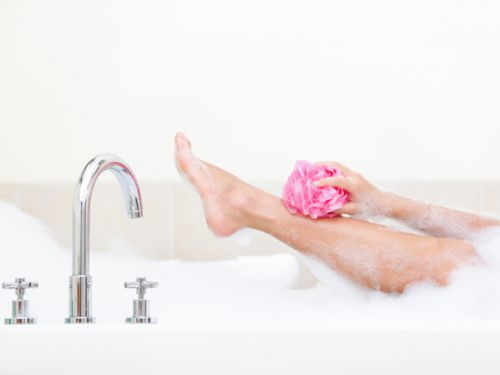 お風呂上がりの肌の乾燥を防ぐ12の方法。スピードが鍵！