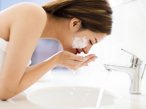 オイリー肌のための洗顔方法。洗いすぎに注意して肌に優しい洗顔を