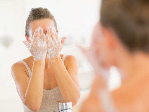 毛穴の黒ずみを解消する洗顔方法。毎日の洗顔を見直せばきれいに！
