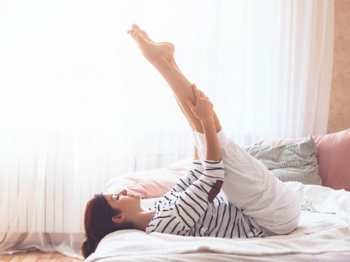 寝ながらできるストレッチ、短時間で効果的にキレイな体づくり！